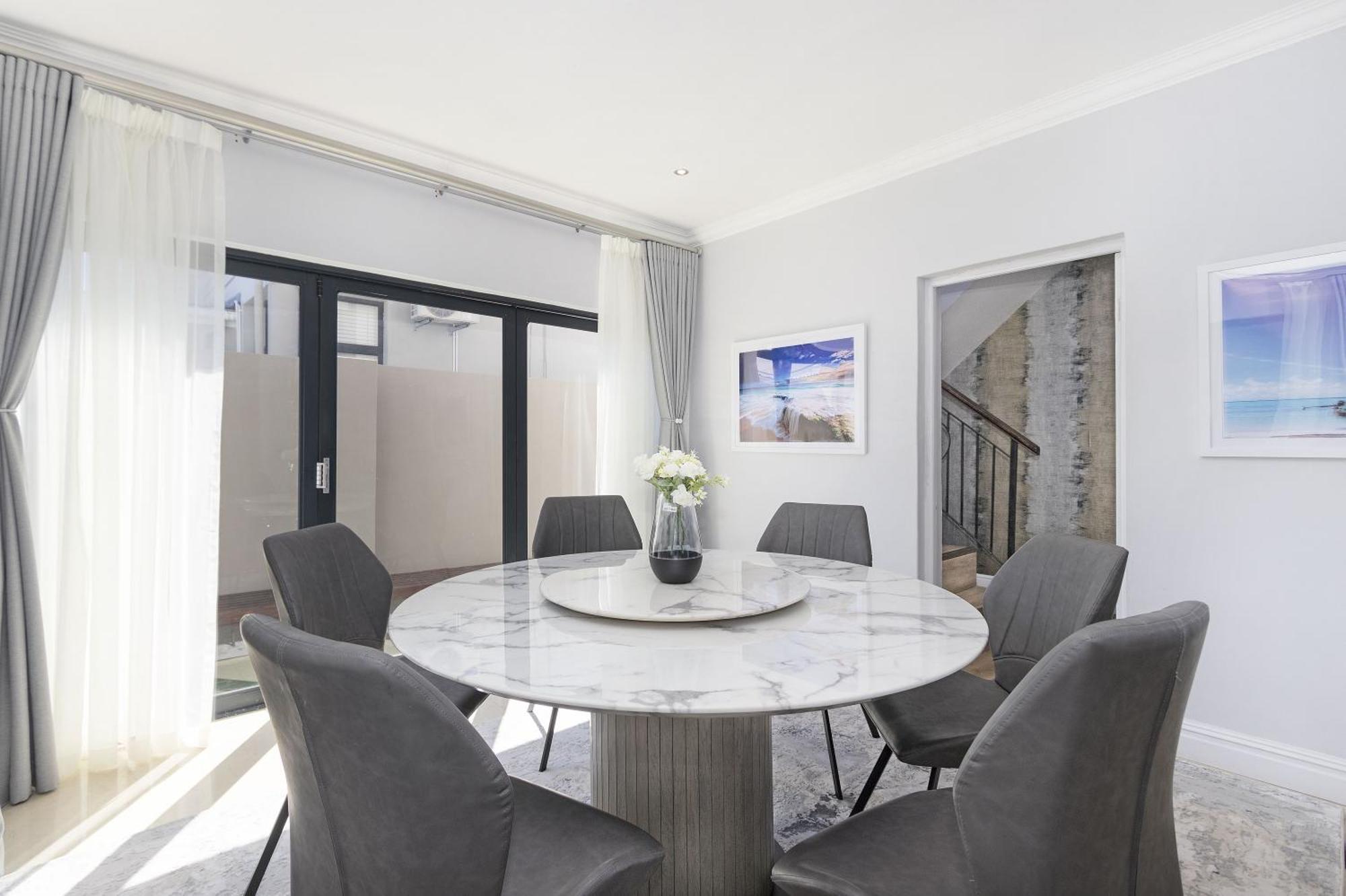 Balmoral 14 By Hostagents