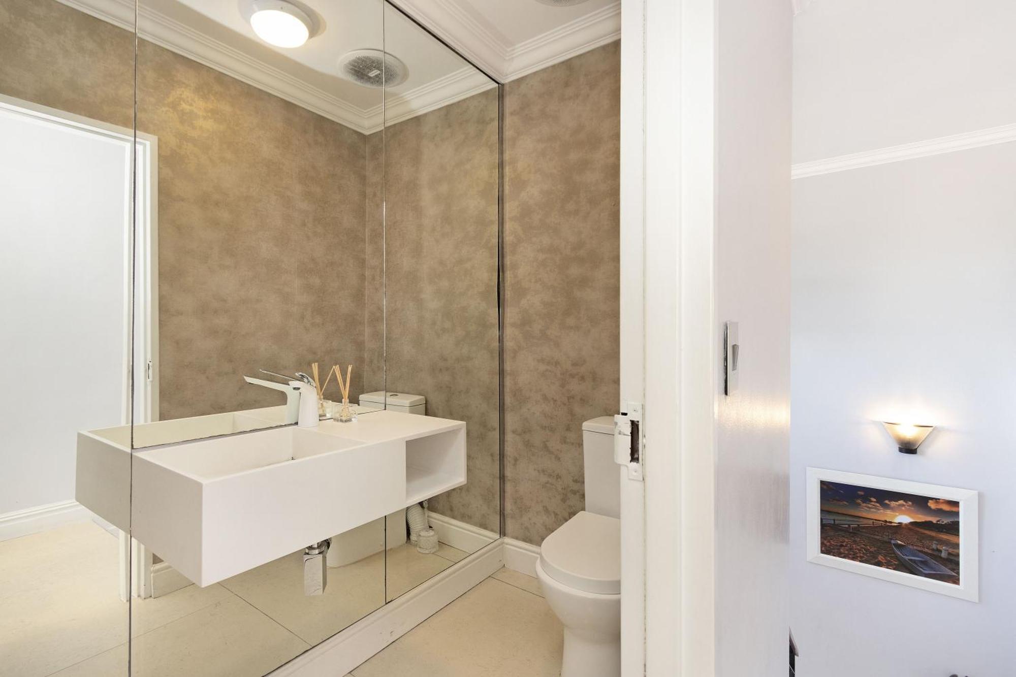 Balmoral 14 By Hostagents *